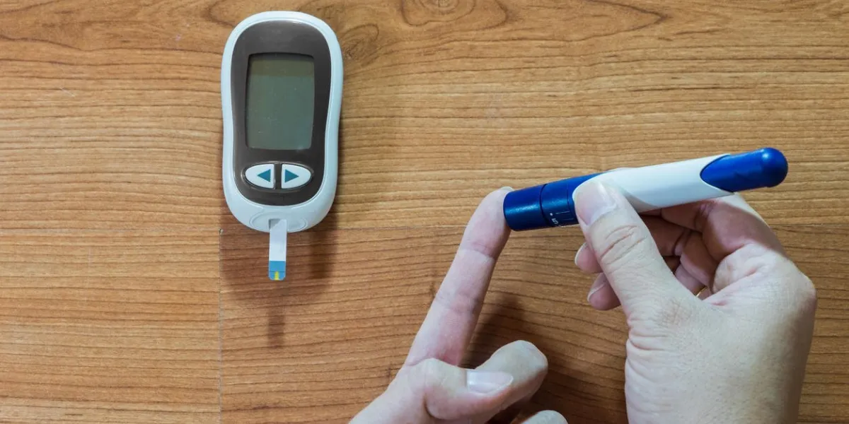 concept de médecine, de diabète, de glycémie, de soins de santé et de personnes - gros plan des mains de l'homme vérifiant le niveau de sucre dans le sang par glucomètre