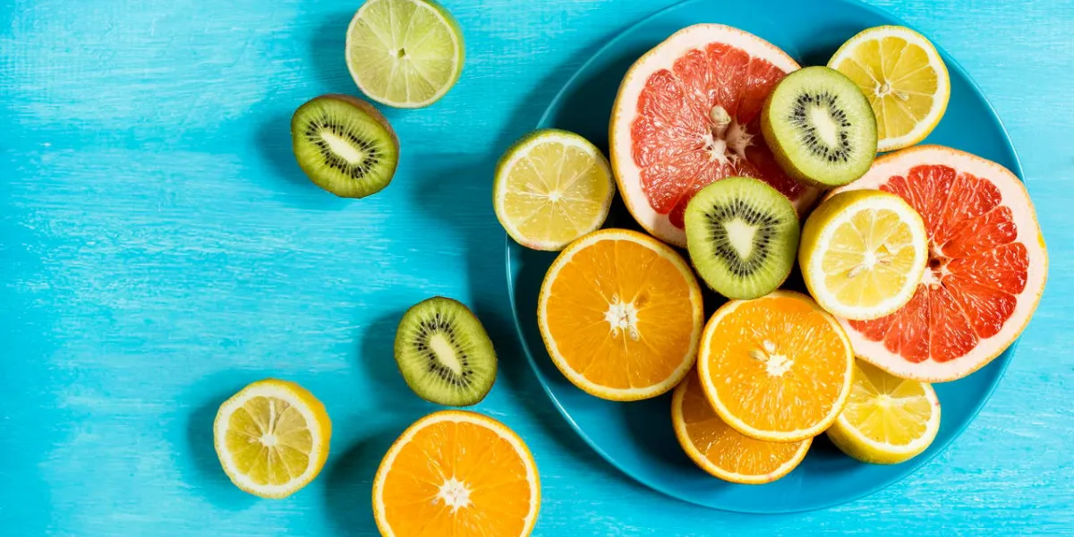 agrumes couper moitié sur une vue de dessus de table bleue