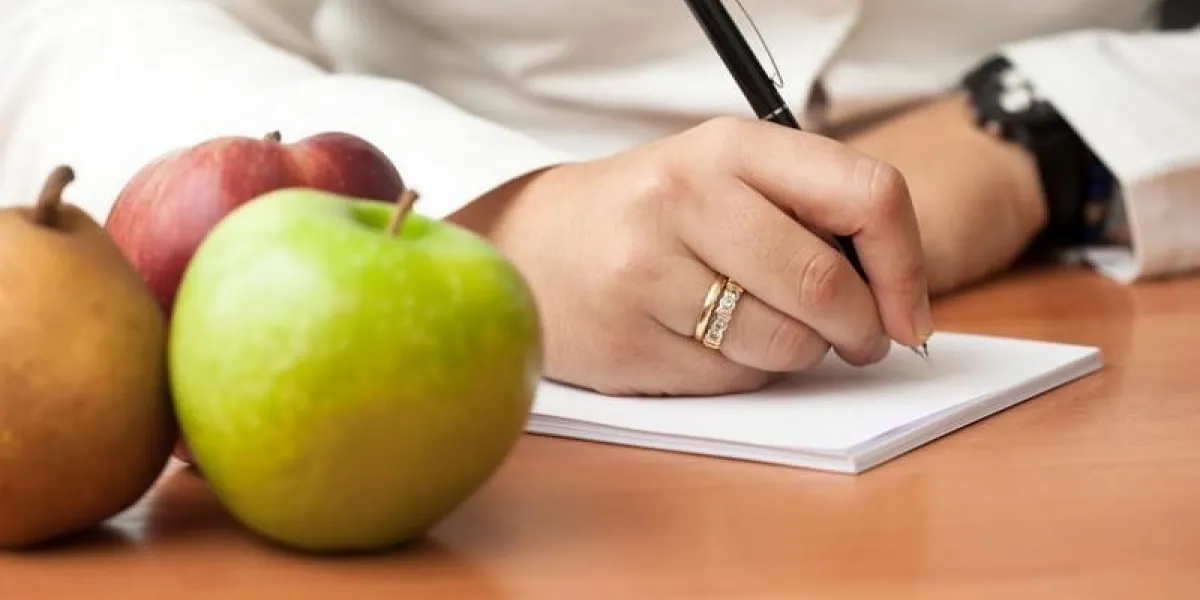 médecin nutritionniste écrit une recette mise au point sélective sur la main