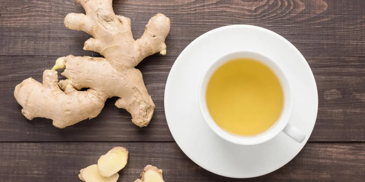thé au gingembre et gingembre sur le fond en bois