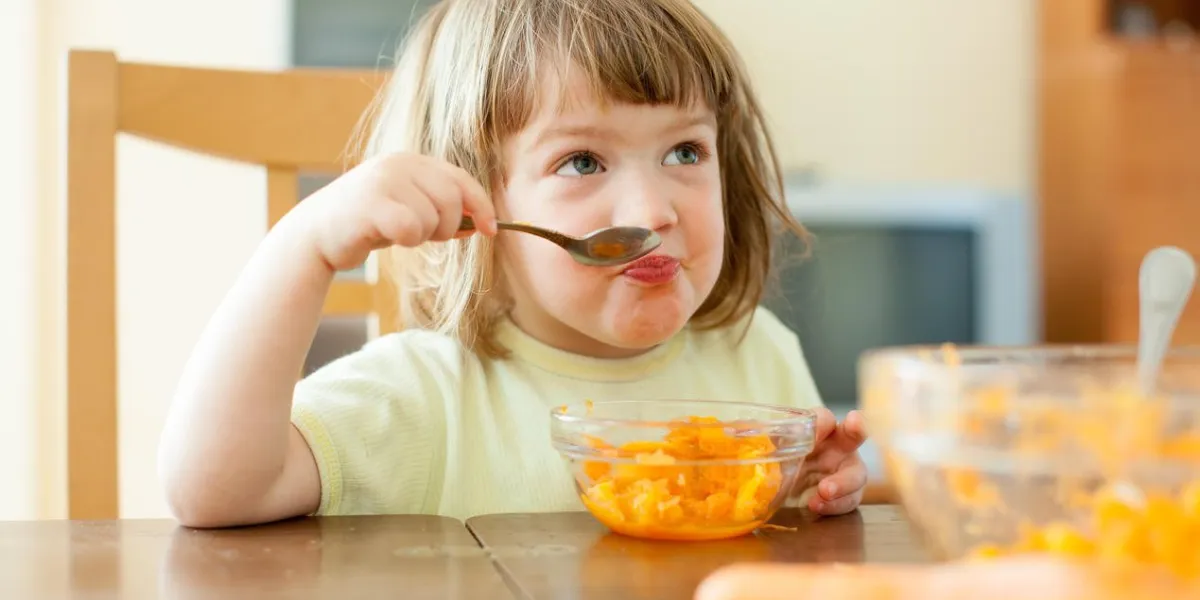 petit enfant, manger, salade de carottes, dans, maison