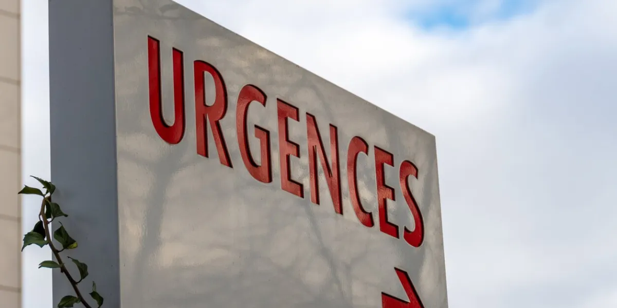 sign with the french word urgences (meaning 'emergencies') written in red indicating the direction of the emergency department in a hospital in france