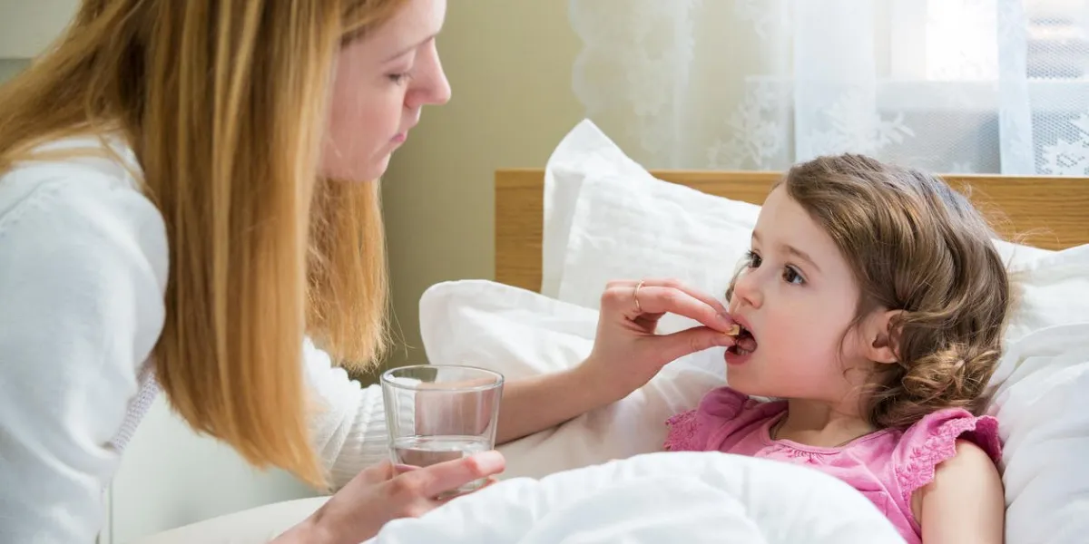 inquiet, mère, donner, verre, eau, à, elle, malade, gosse, enfant, malade, à, élevé, fièvre, reposer, lit, main, front