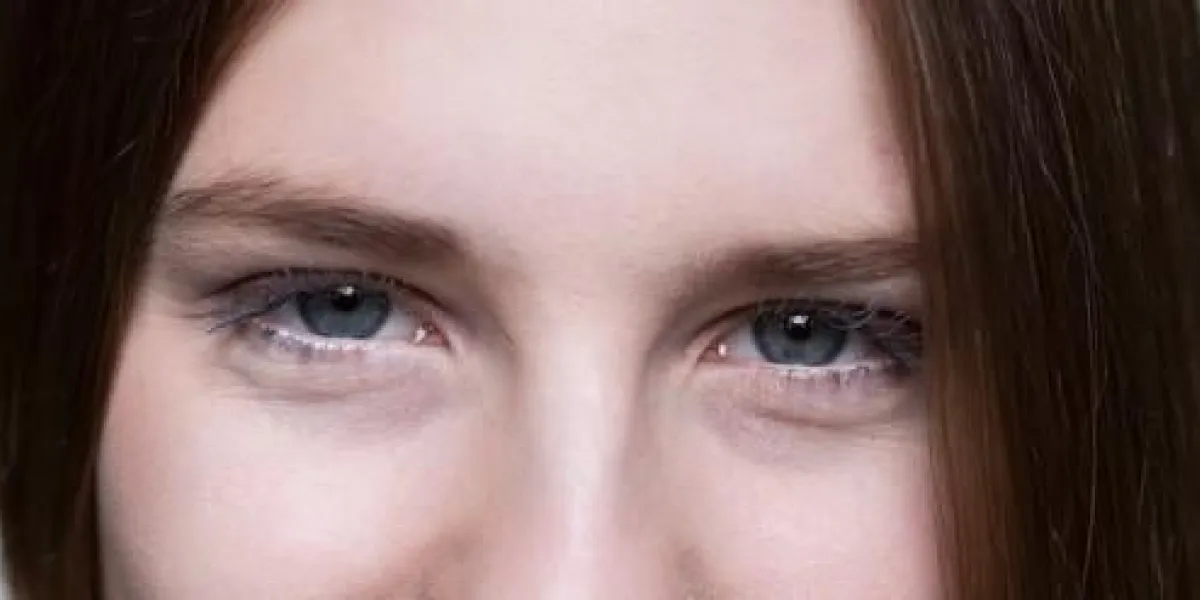 gros plan d'une femme heureuse, fond sombre, panorama