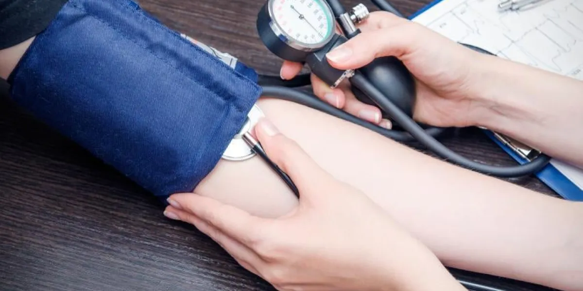 docteur, mesurer, tension artérielle