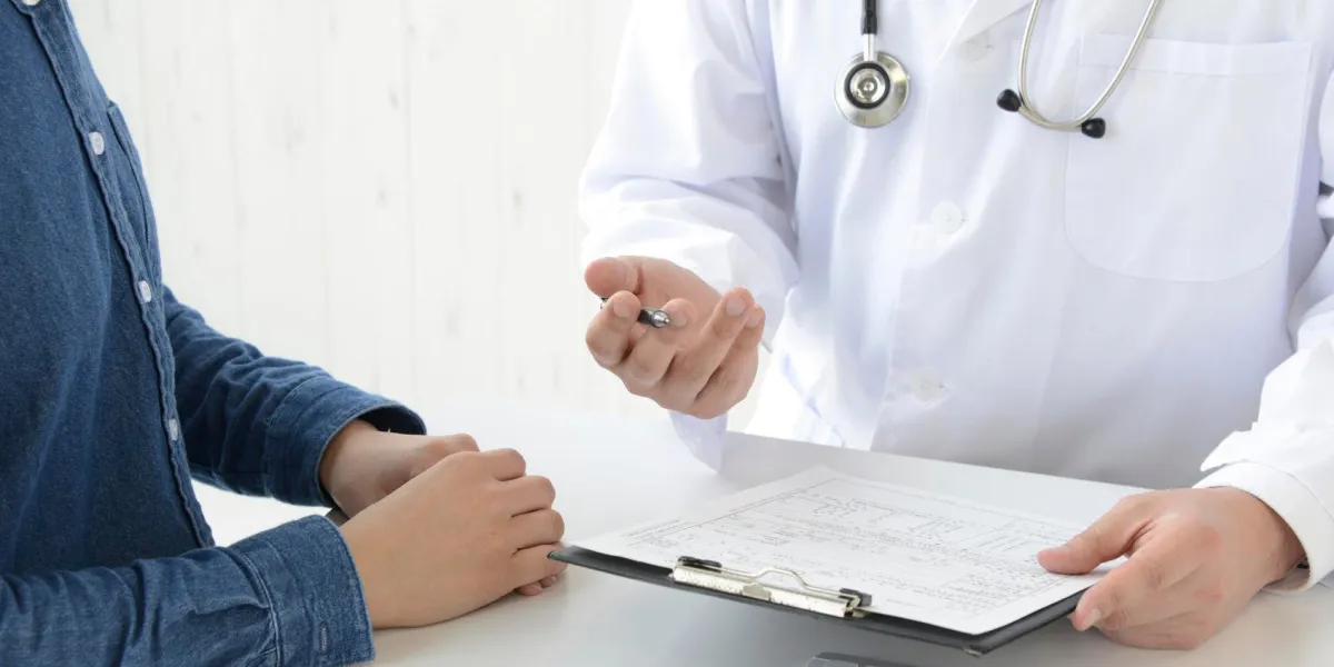 médecin expliquant pour le patient