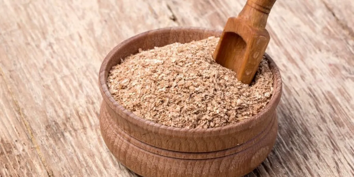 son de blé dans un petit bol en bois bouchent de fond