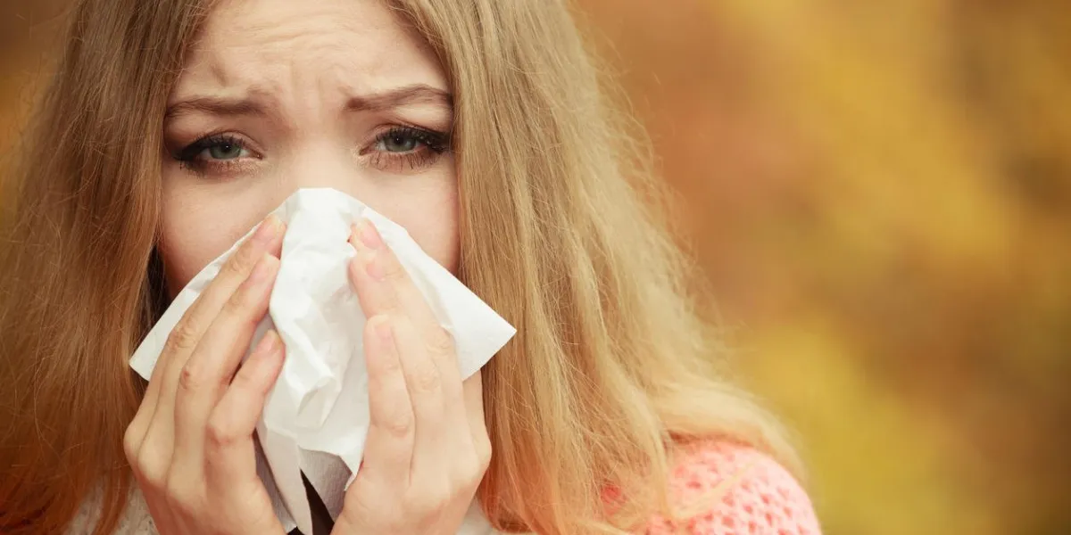 malade, automne, automne, parc, éternuer, dans, tissu, malade, fille, attrapé, rhume, froid, extérieur, rhinite, ou, allergie, soins de santé