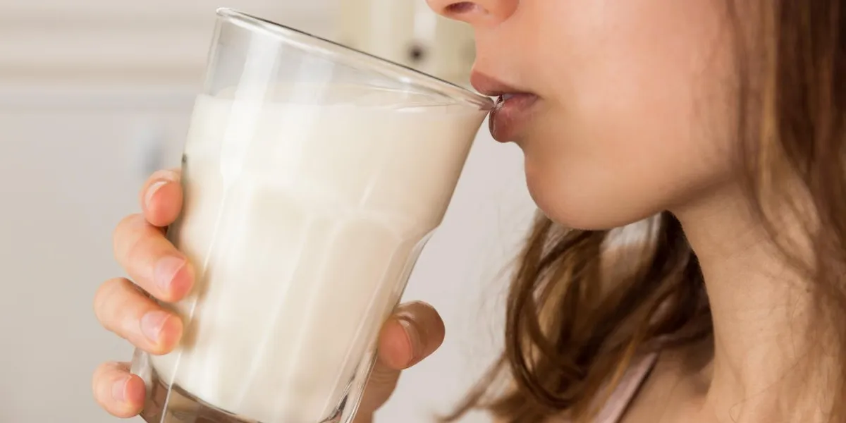 profil de femme buvant du lait
