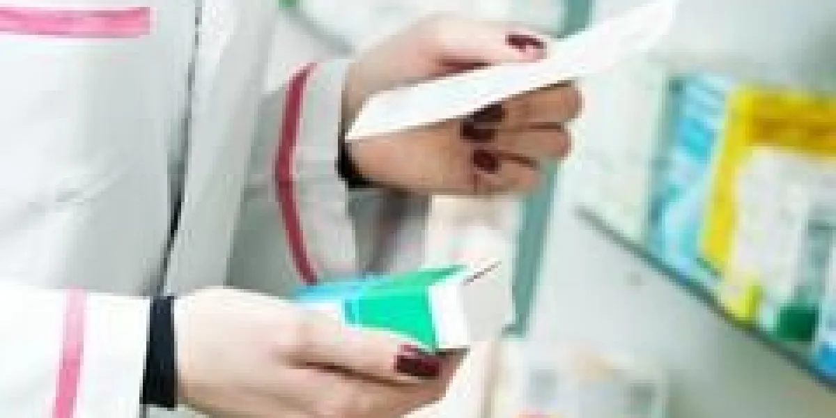 closeup, main, de, femme, pharmacien, à, prescription, et, medicine, à, drugstore