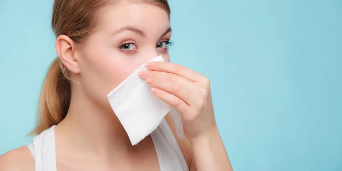 grippe, froid, ou, allergie, symptôme, malade, femme, girl, éternuer, dans, tissu, sur, bleu, santé, soin