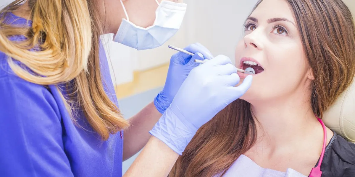 patient belle femme ayant des soins dentaires au cabinet du dentiste