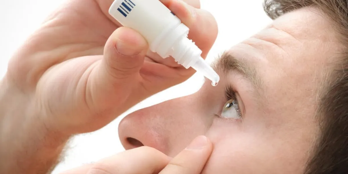 closeup, vue, de, jeune homme, application, oeil, goutte