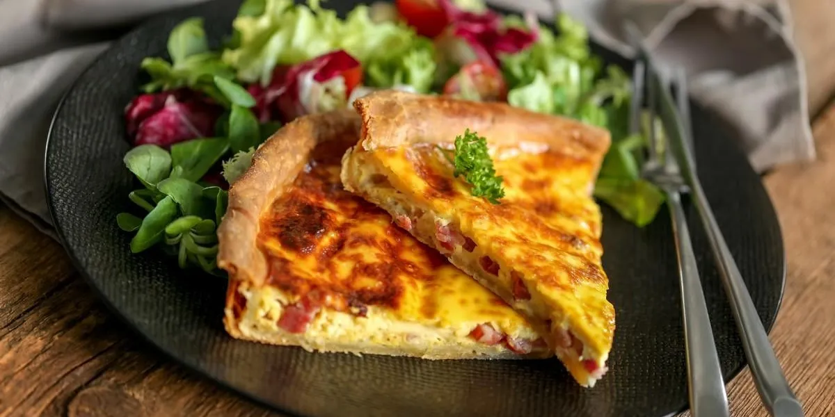 part de quiche lorraine et salade