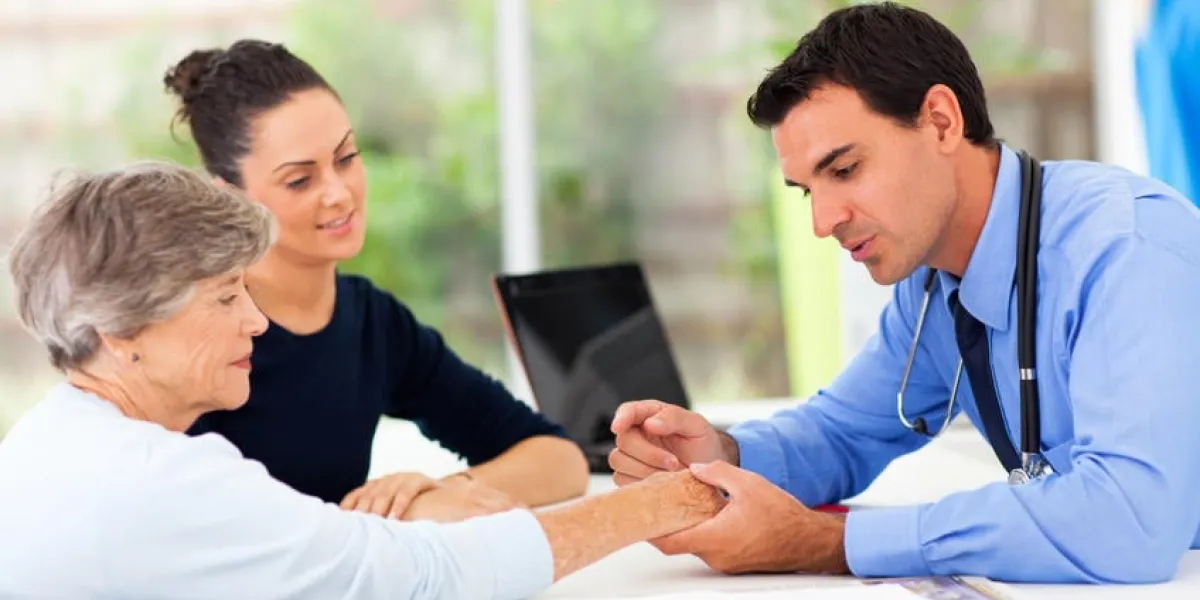 dermatologue inspectant la peau des patients âgés au bureau