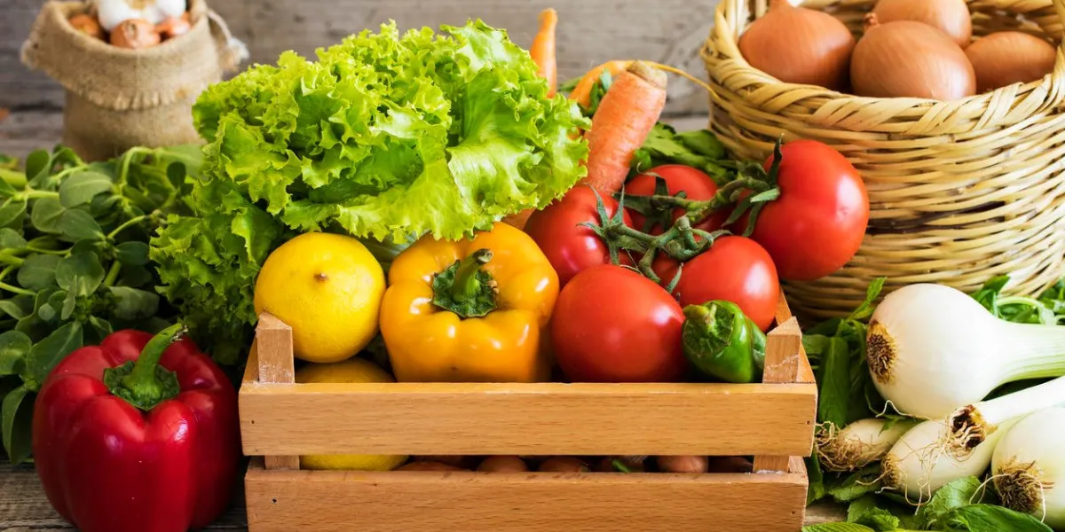 légumes dans le panier sur la table en bois