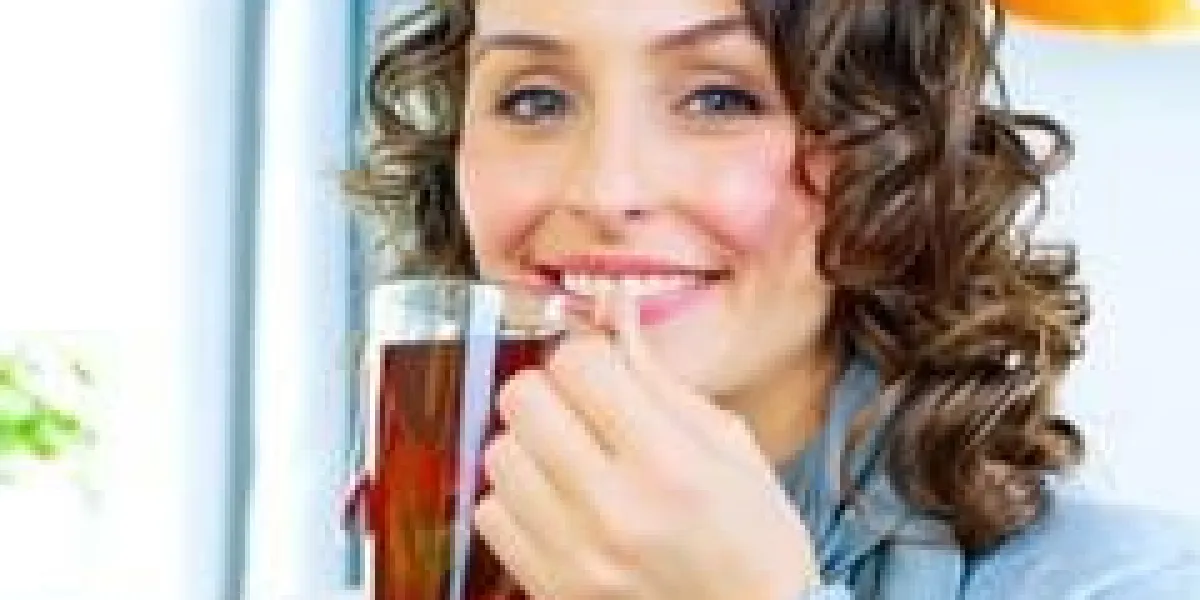 belle jeune femme buvant du thé chaud