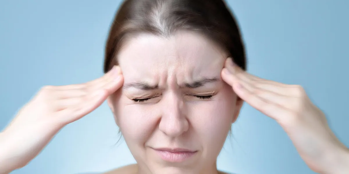 jeune femme touchant sa tête