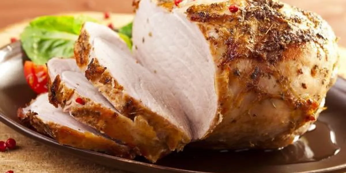 jambon rôti mariné sur planche de bois