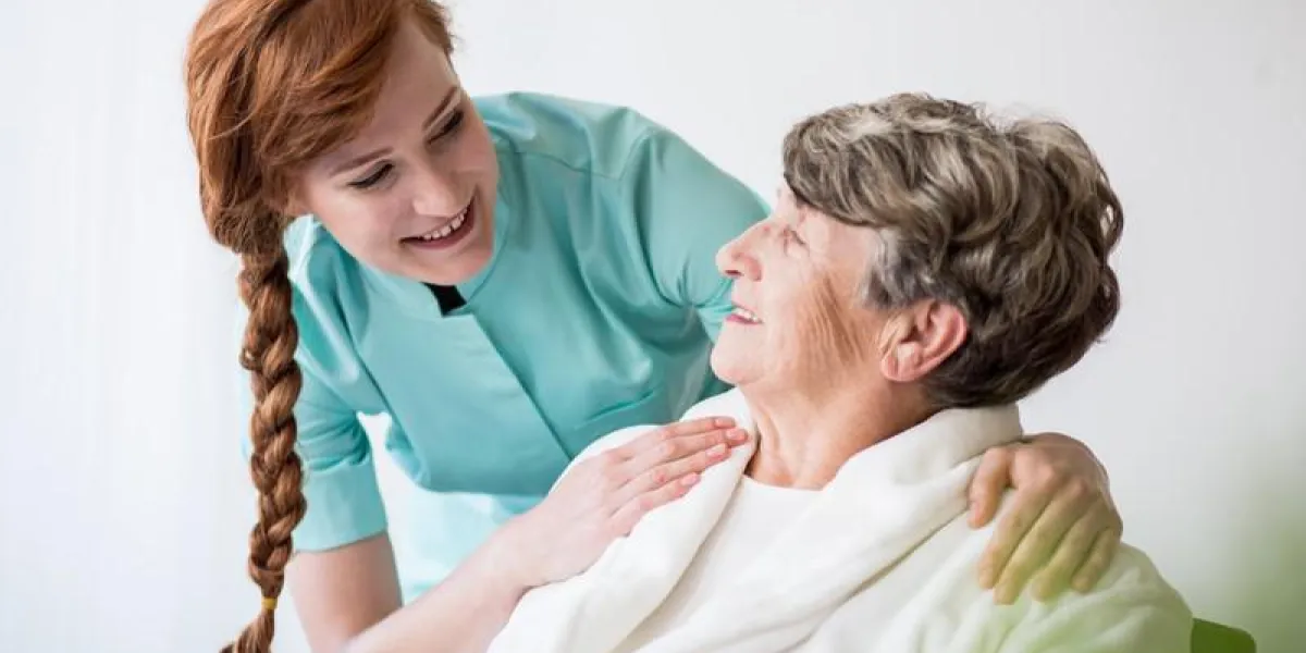 photo du patient avec alzheimer ayant des soins professionnels