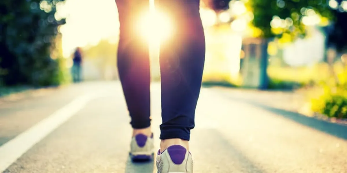 gros plan, de, femme, athlète, pieds, et, chaussures, en cours d'exécution, dans, parc condition physique, concept, et, bien-être, à, athlète, femme, joggin, dans, parc urbain