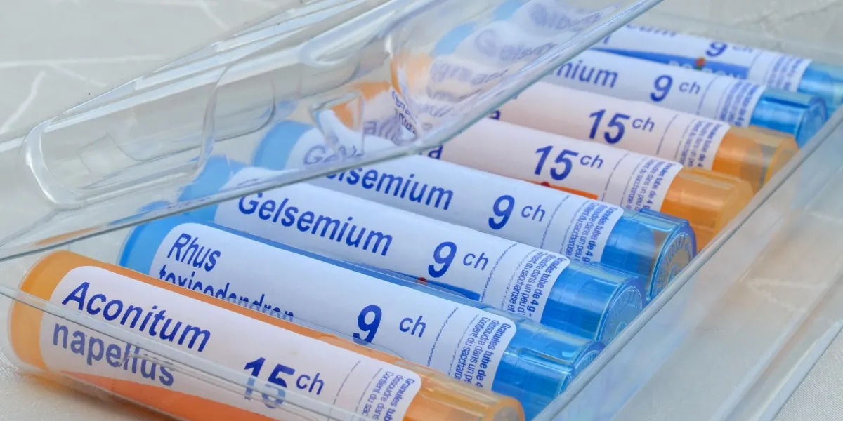 tubes homéopathiques rangés dans une boite