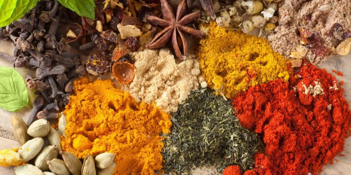 thé vert, herbes et épices sur une table en bois