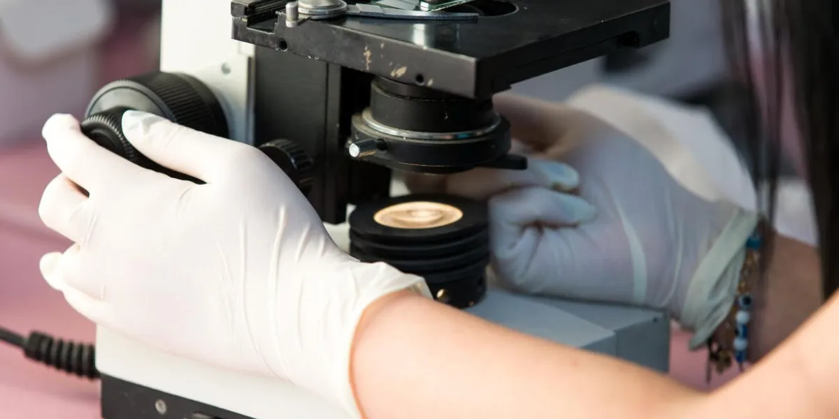 docteur au microscope