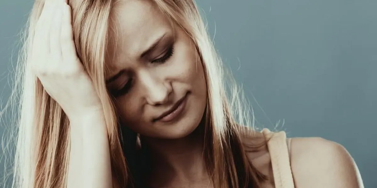 maux de tête, migraine et stress inquiet femme d'affaires bouleversé fille souffrant de maux de tête sur gris