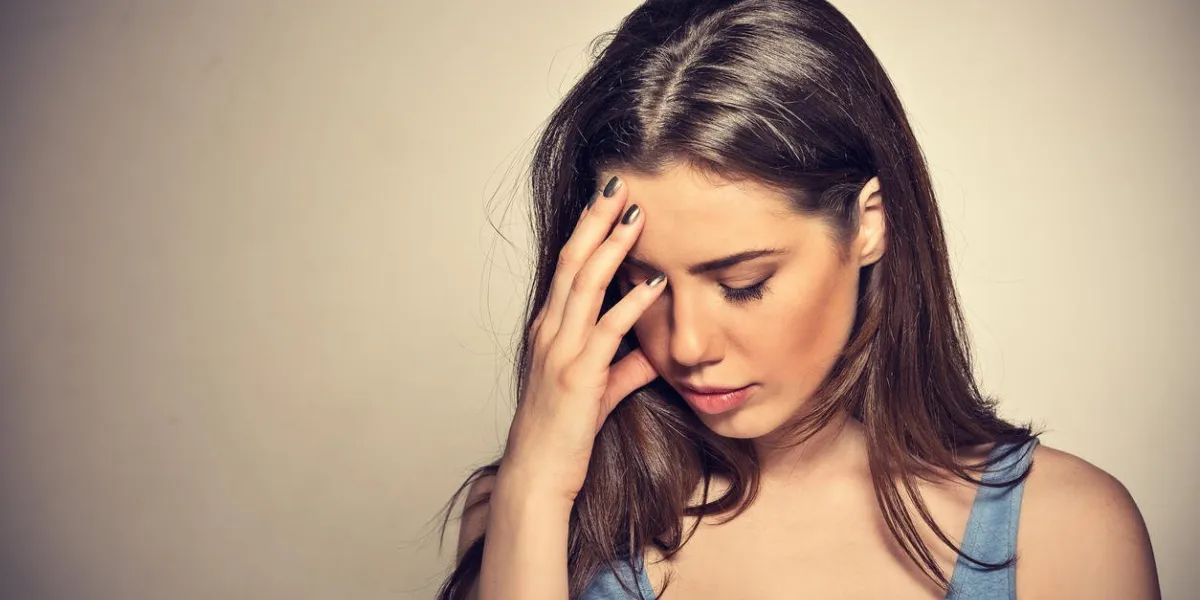 closeup portrait triste jeune belle femme avec l'expression du visage stressé inquiet regardant vers le bas