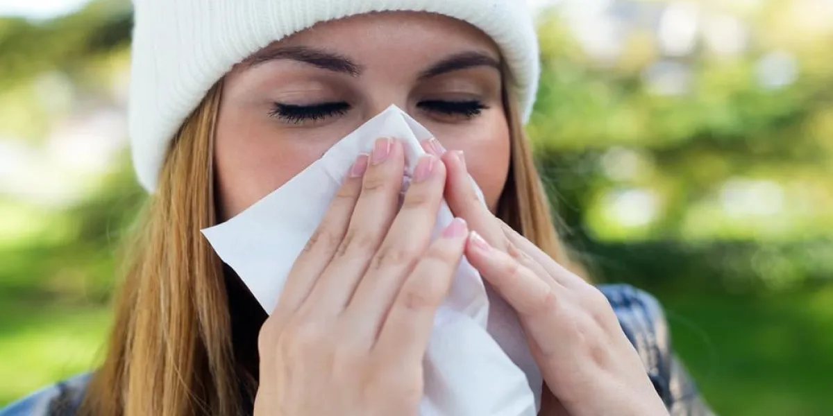 portrait en plein air de belle fille avec un tissu ayant la grippe ou une allergie