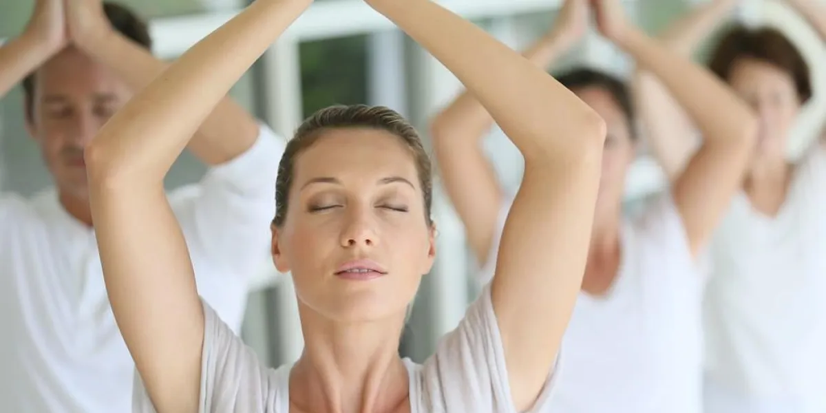 femme blonde séduisante, assister à un cours de yoga avec groupe
