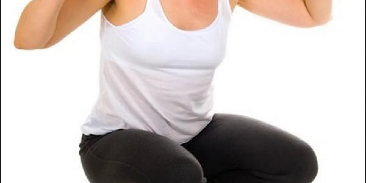 une femme est assise sur une balance et est satisfaite de son poids