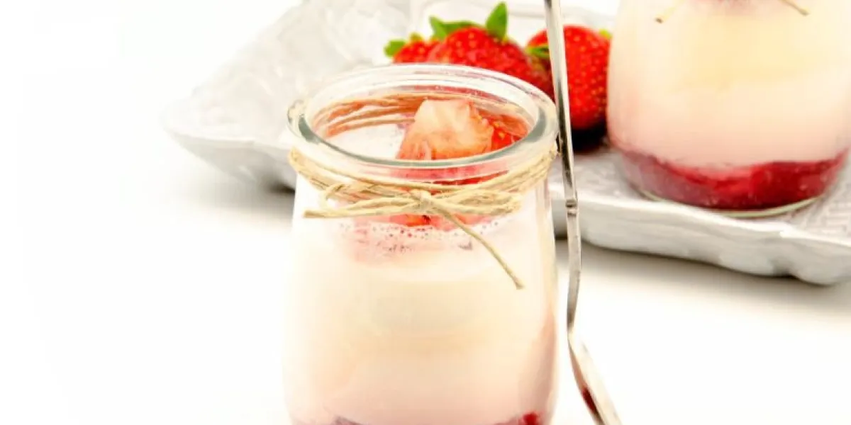 crème au yogourt avec confiture de fraises et