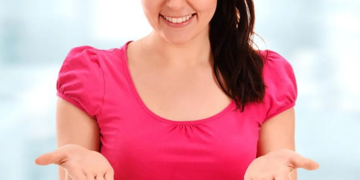 jeune femme avec une variété de jus de fruits et de légumes detox diet