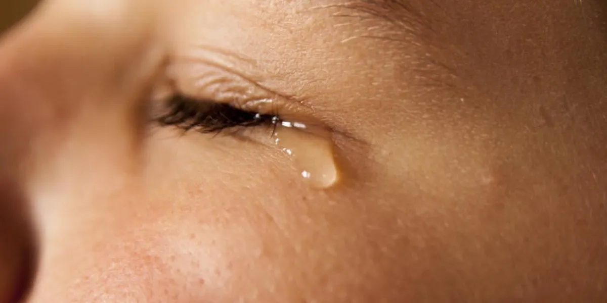 fille qui pleure - détail du visage avec larme