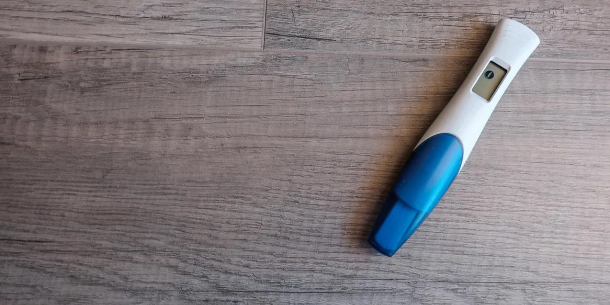 test de grossesse numérique avec résultat négatif sur fond en bois