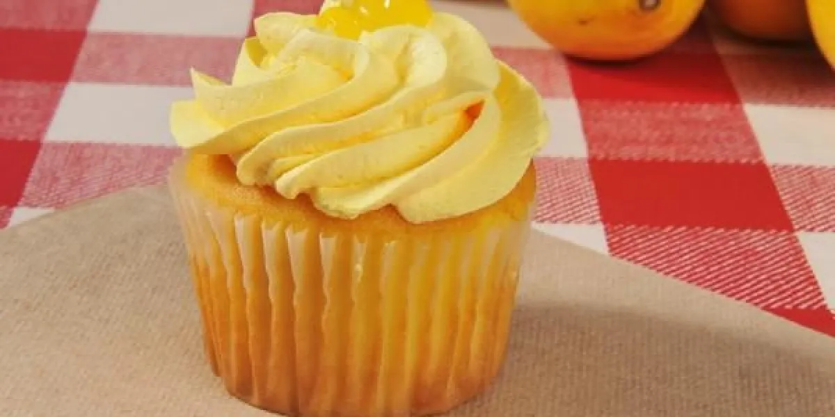 un petit gâteau jaune avec glaçage au citron