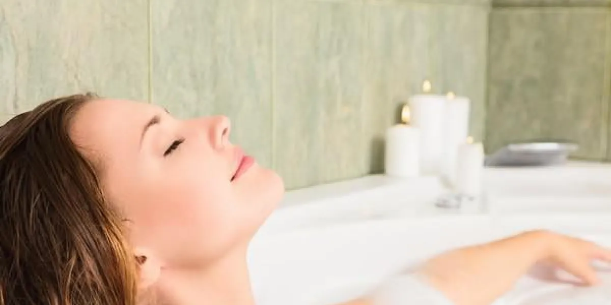 belle jeune femme se détendre dans un bain