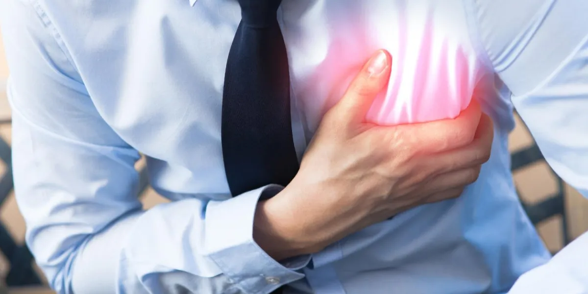 homme en uniforme de bureau ayant une crise cardiaque brûlure cardiaque