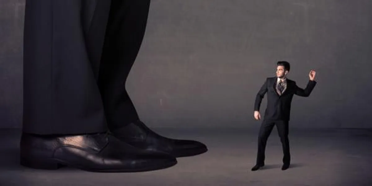 jambes énormes avec petit entrepreneur debout devant le concept sur fond