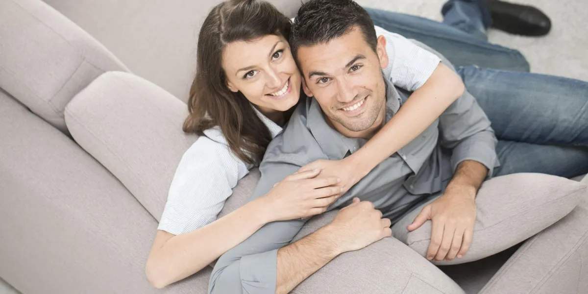 couple heureux sur un canapé