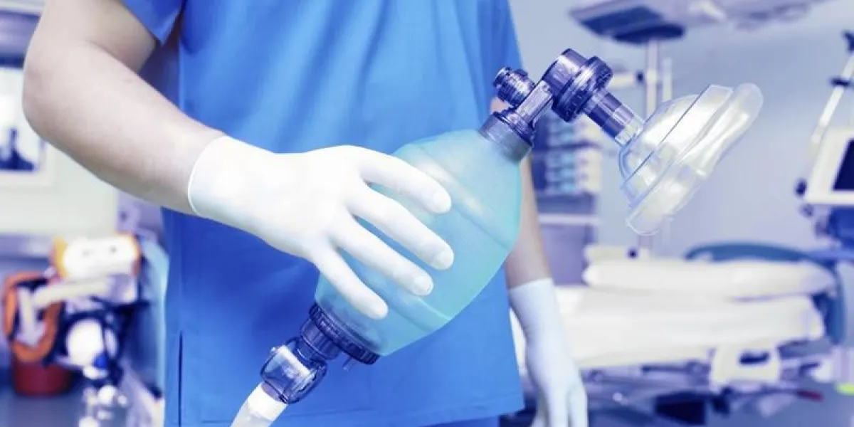 médecin détient un sac respiratoire avec masque facial