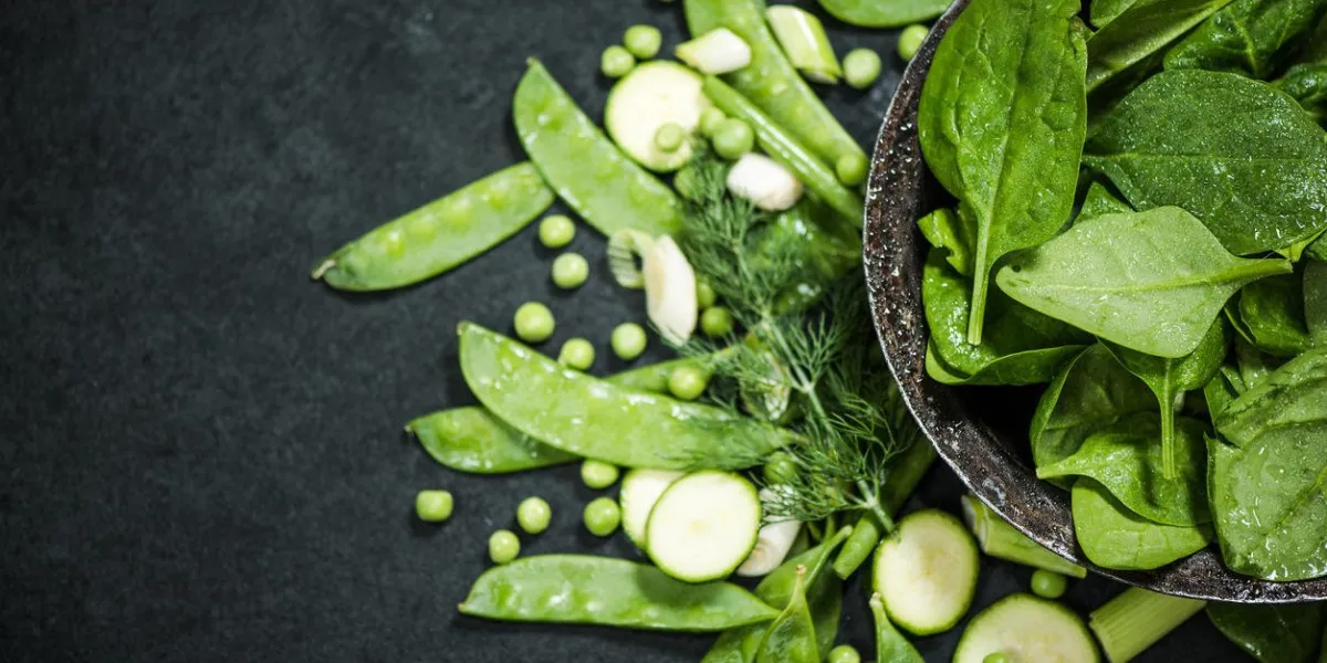 manger propre et saine alimentation légumes verts sur ardoise sombre
