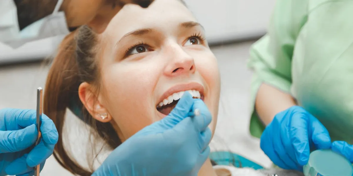 le dentiste vérifie l'état des dents d'une belle fille