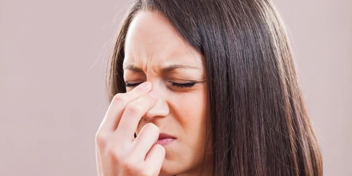 portrait de jeune femme qui souffre dans ses sinus