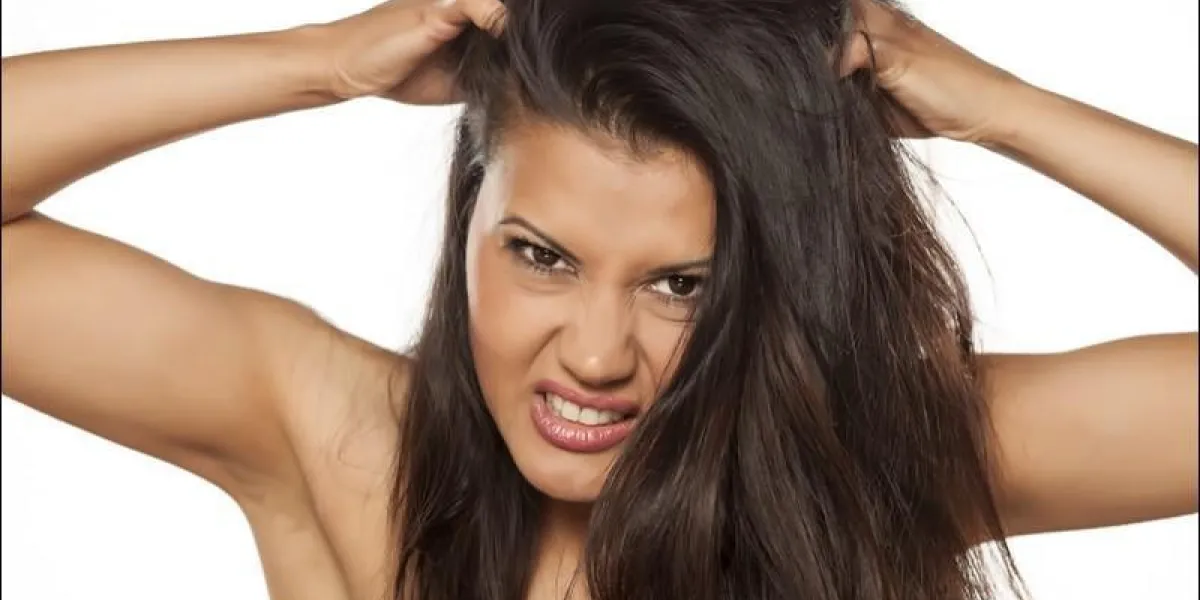 belle jeune latina a des démangeaisons dans les cheveux