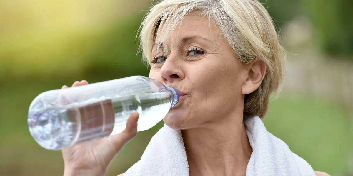 femme senior, eau potable après l'exercice
