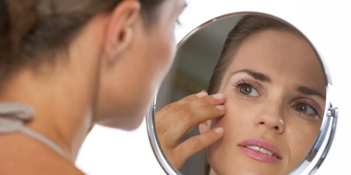 jeune femme regardant dans un miroir