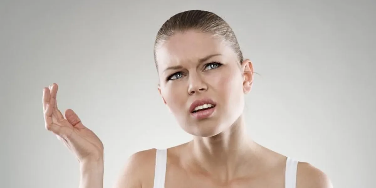 concept de perte de mémoire jeune femme souffrant d'amnésie